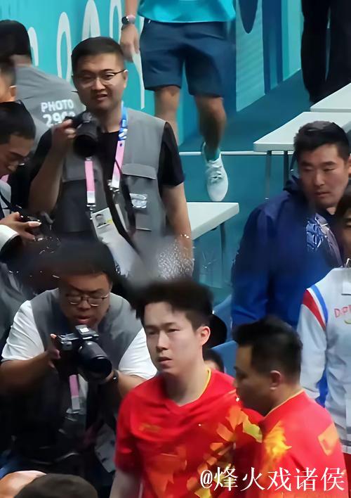 早日恢复健康!王楚钦上车困难无法弯腰! 早日恢复健康!王楚钦上车困难无法弯腰!